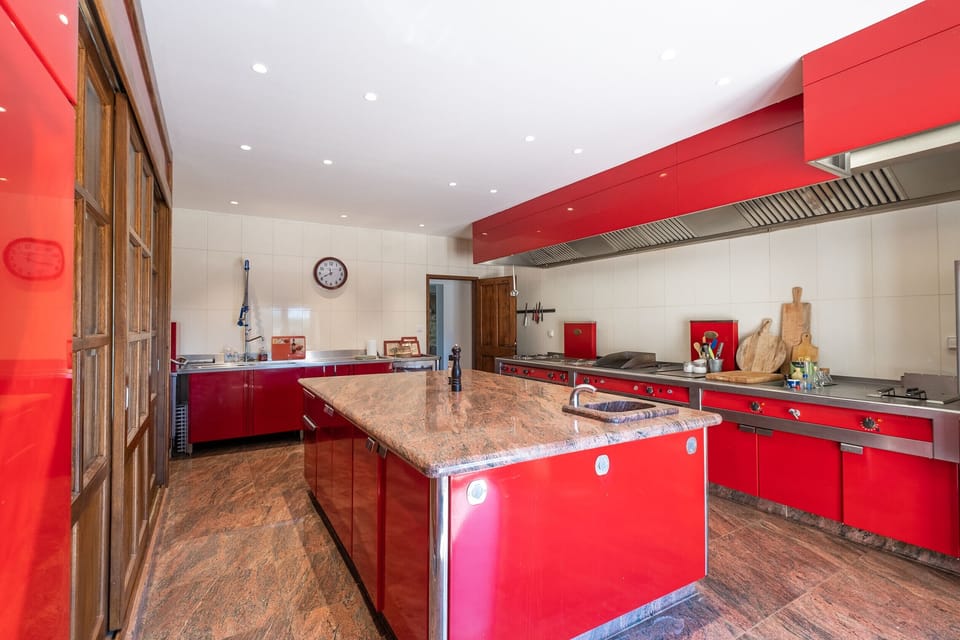 Professional kitchen - Large professional refrigerator - Professional electric oven - Piano 5 burner gas - Dishwasher - NESPRESSO capsule coffee maker and filter coffee machine/ Kettle - Toaster Bread - Dishes, utensils and condiments (salt, pepper, oil...)
