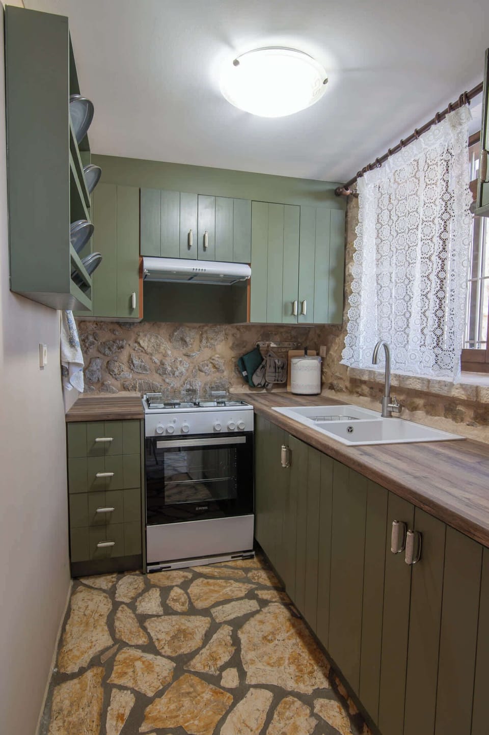 Compact Kitchen with Full Appliances
Functional and stylish for preparing home-cooked meals.
