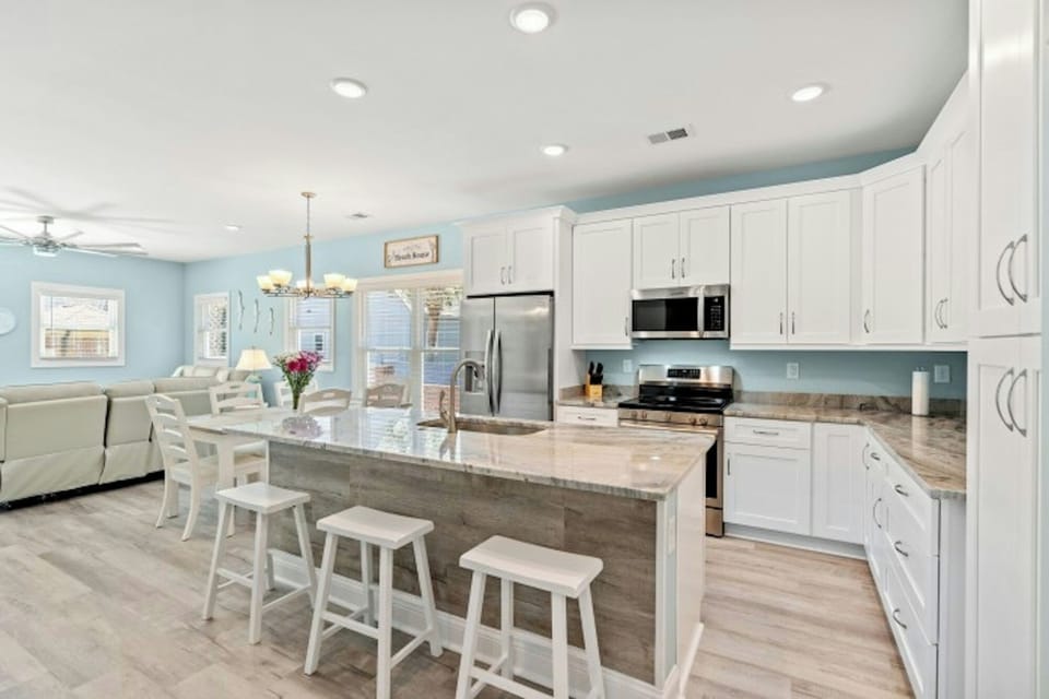 All modern appliances to make meal preparation a breeze.