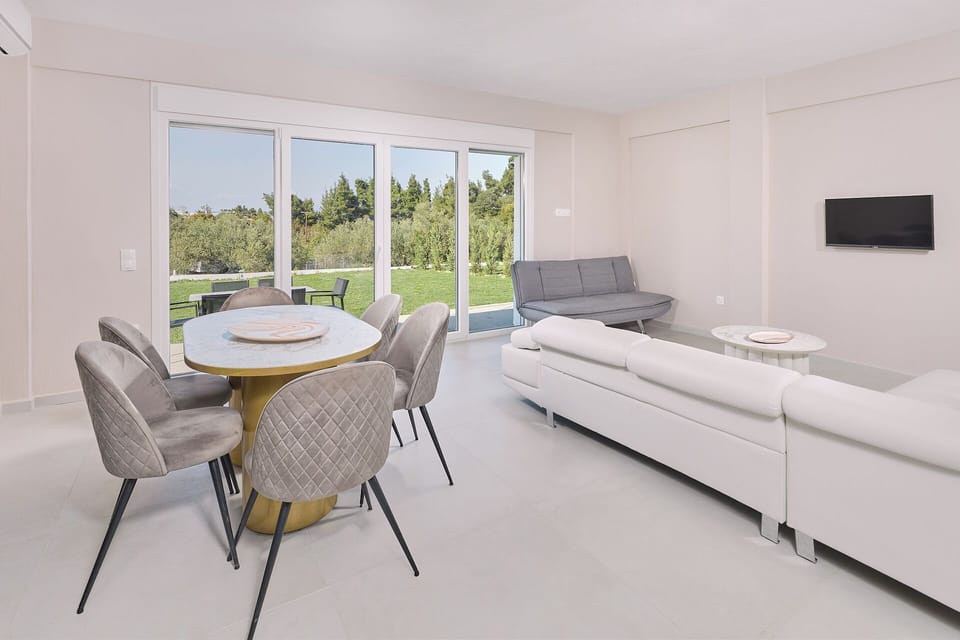 Bright Living Space with Garden Views & Elegant Dining