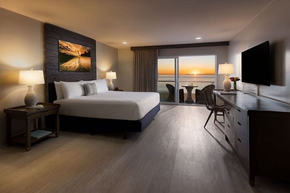 Unit with King bed. Exact unit will be assigned upon arrival. Views, colors, and decor may vary.