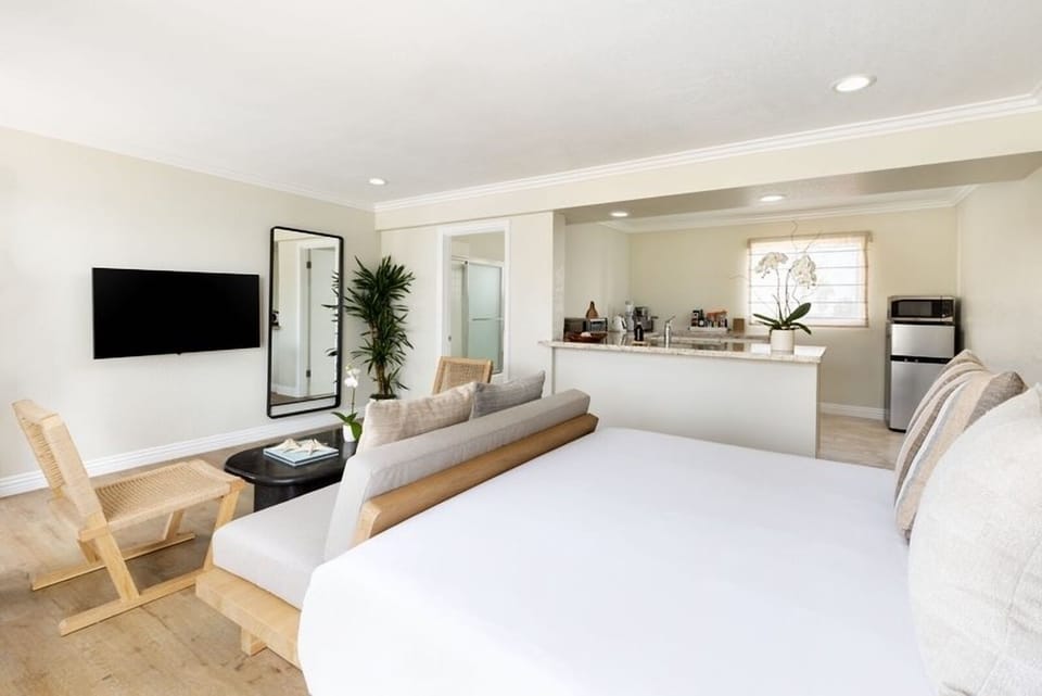 Unit with King bed. Exact unit will be assigned upon arrival. Views, colors, and decor may vary.