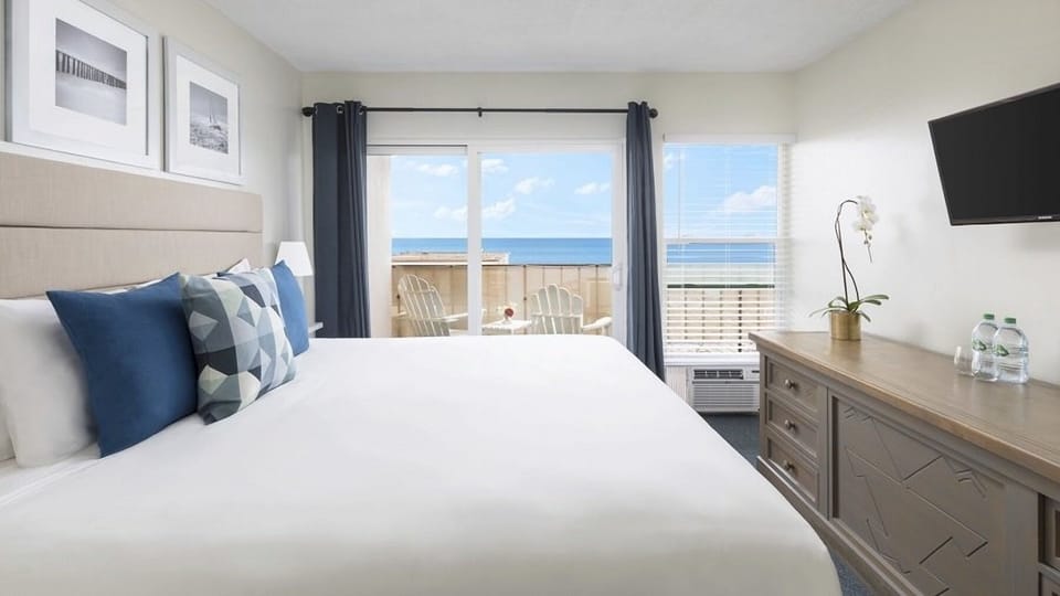 Unit with King bed. Exact unit will be assigned upon arrival. Views, colors, and decor may vary.