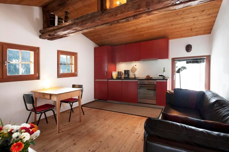 Eat-in kitchen on the 1st floor