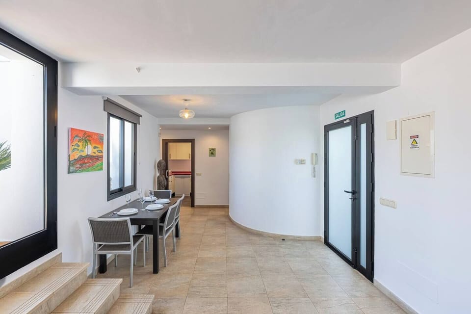 Bright space with sofa, TV and direct access to the terrace. (5)