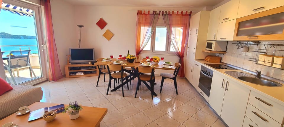 Open plan /dining room and kitchen