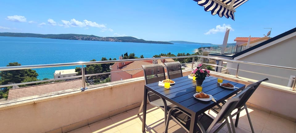 Balcony/ sea view