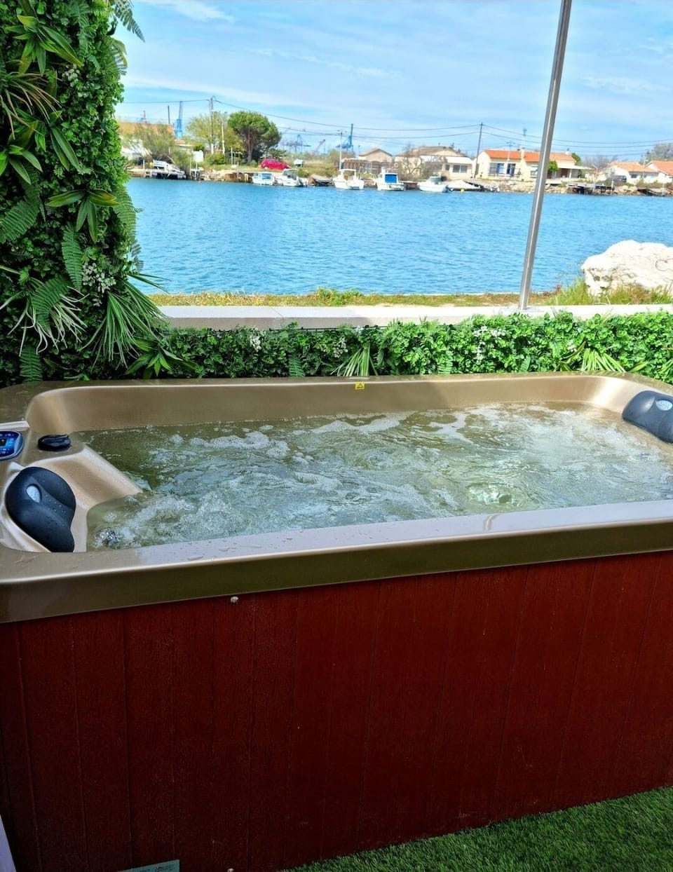 Outdoor spa tub