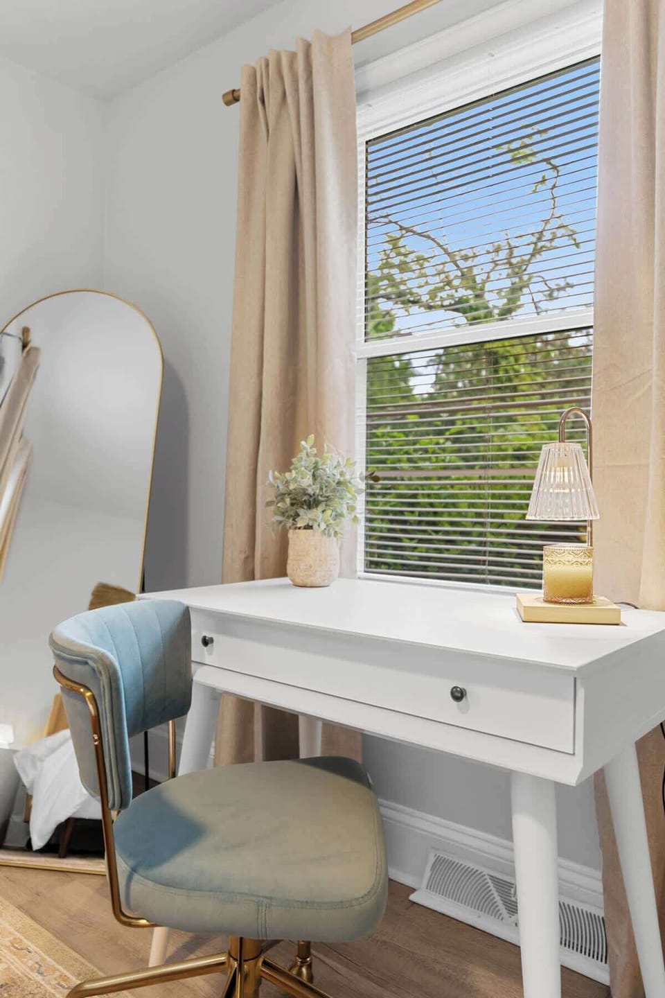 Ideal for productivity in a quiet and comfortable setting.