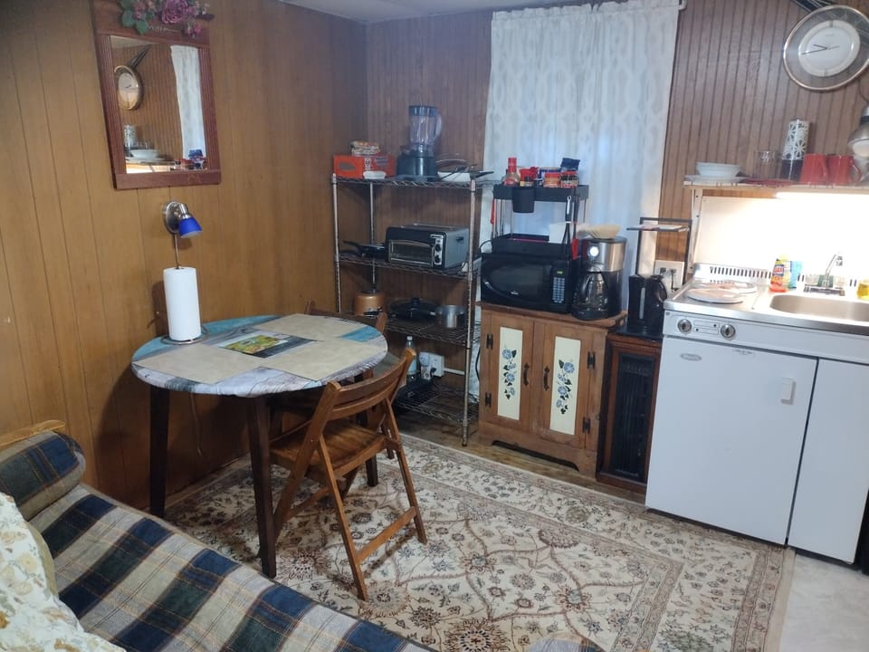 Kitchen eating area