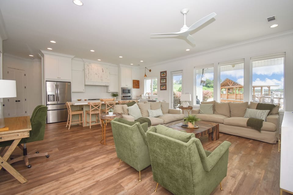 Living Room/Kitchen/View