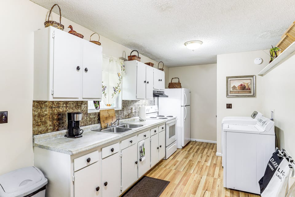 Kitchen | Microwave | Washer/Dryer