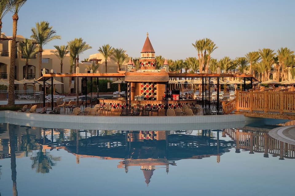 Swim-up bar