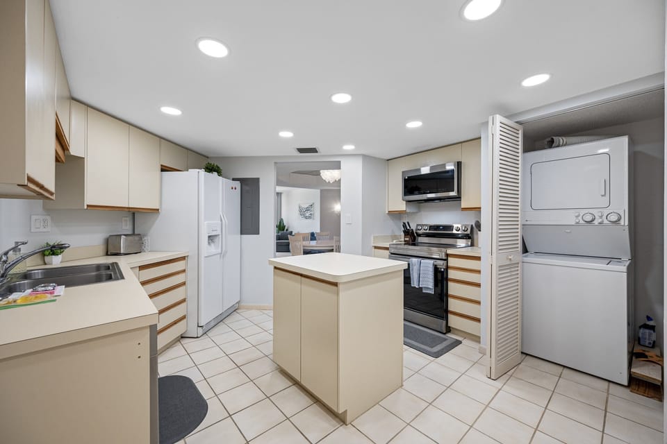 Full Kitchen & In unit Washer/dryer