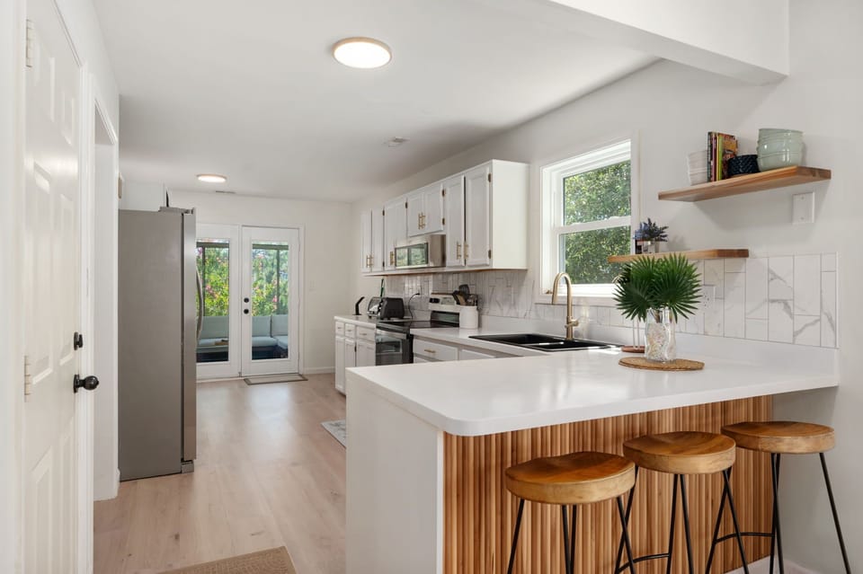NH515: Club Paradise | ML Kitchen Area - Island Seating for 3