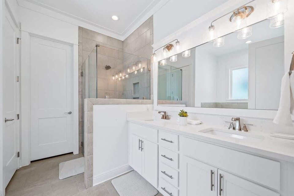 Master bathroom: Large, spa concept, en-suite bathroom with walk-in shower, large walk-in closet, and double vanity. Beautiful granite counter tops and deep soaking bath tub.