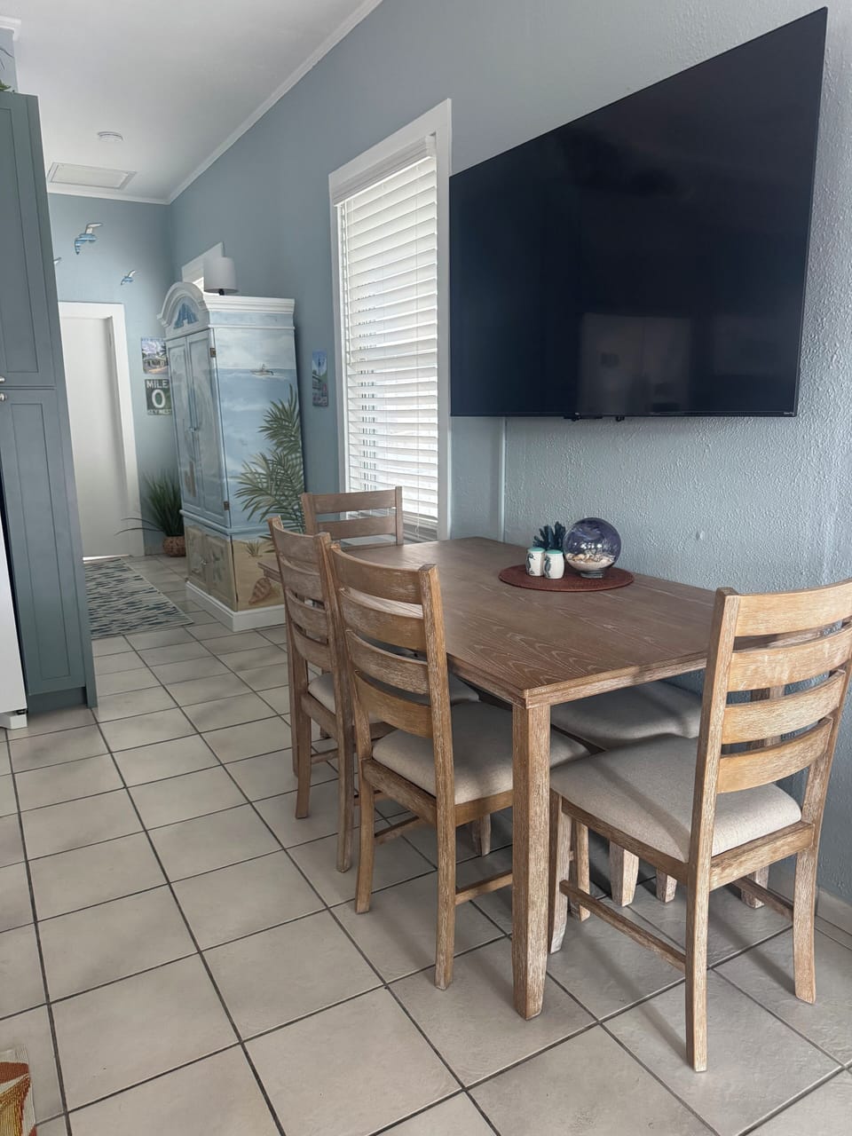 Dining room table seats 6, bench seat under table