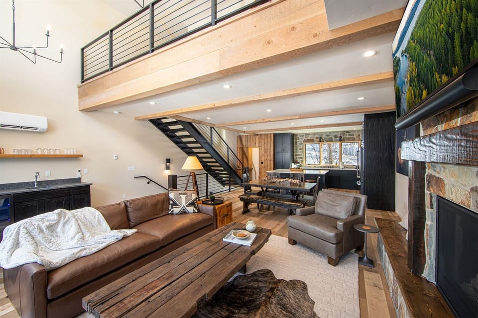 Beautifully furnished & decorated, Northern Glades is a luxury townhome at Whitefish Mountain Resort | Middle Level