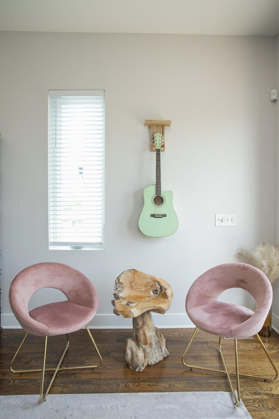 How cute is this mid-century modern style decor, I mean!