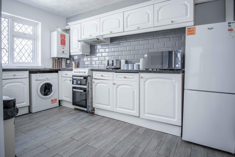 Flat 1 Brunswick - 2 Bed Economy Flat - Swansea (7289)