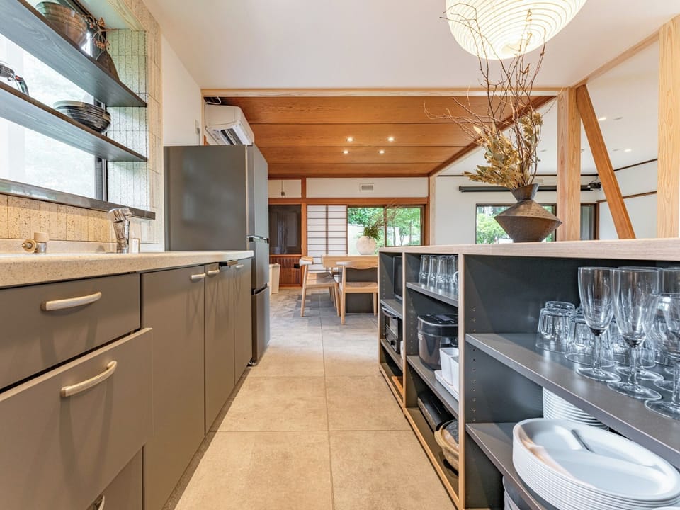 ・[Kitchen] We provide tableware and cutlery for the number of people.