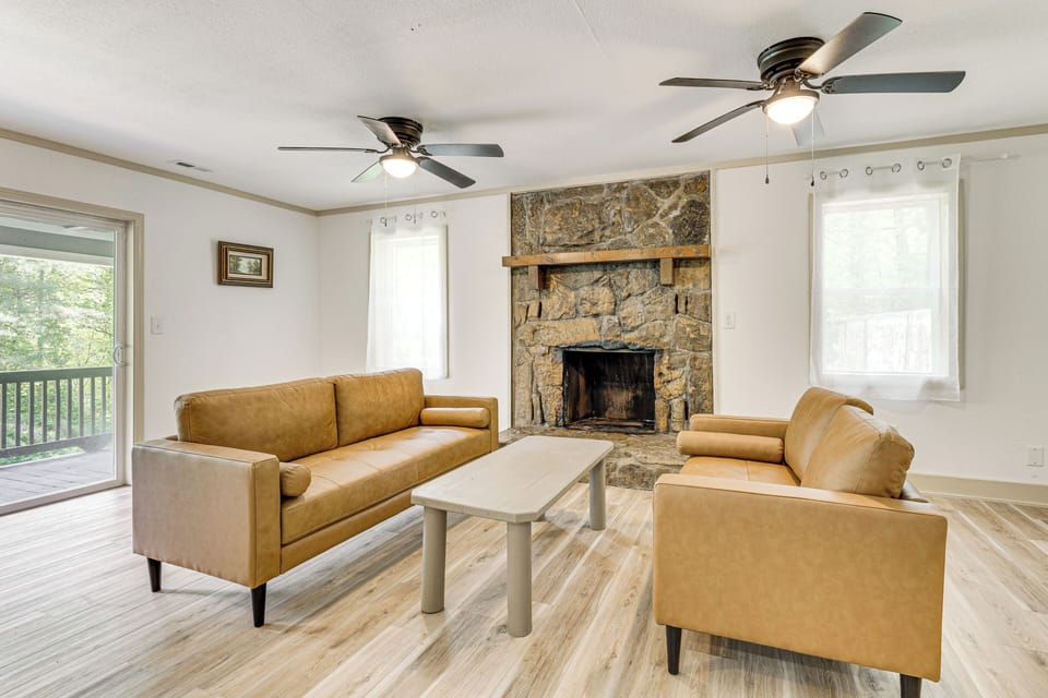 Murphy Vacation Rental | 3BR | 3.5BA | 2,150 Sq Ft | Stairs Required