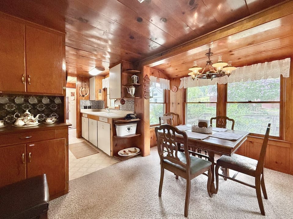 Dining area and sun room next to the kitchen with seating to enjoy your morning coffee and meals.