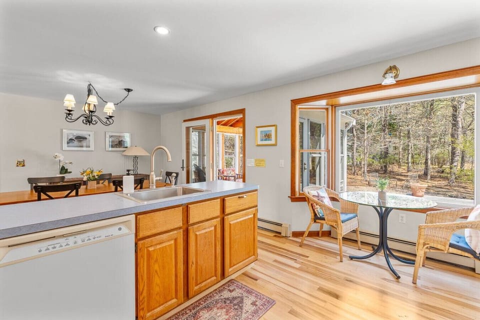 Fully-equipped kitchen with all the utensils and appliances you might need to enjoy a nice meal at home.