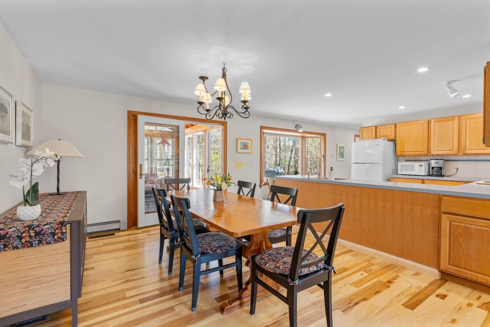 Dining table with seating for six for you to enjoy quality time, games, or a meal at home.