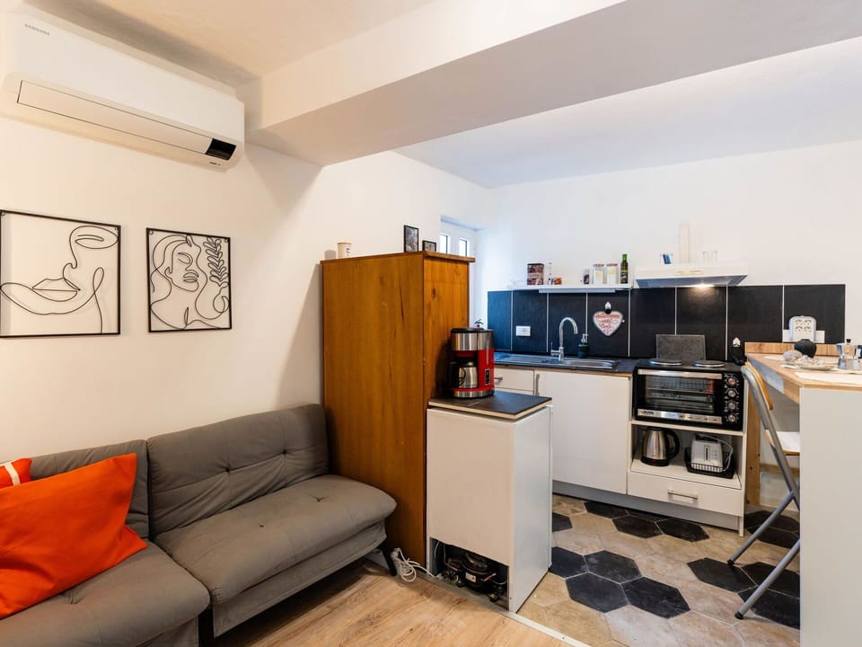 Furniture, Apartment, Chair, Balcony, Kitchen & Dining Room Table, Outdoor Furniture, Houseplant, Coffee Table