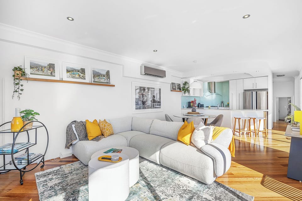 Relax on the comfortable sectional sofa, enjoy meals at the dining table, or prepare your own dishes in the modern, fully equipped kitchen – all within this stylish open space.