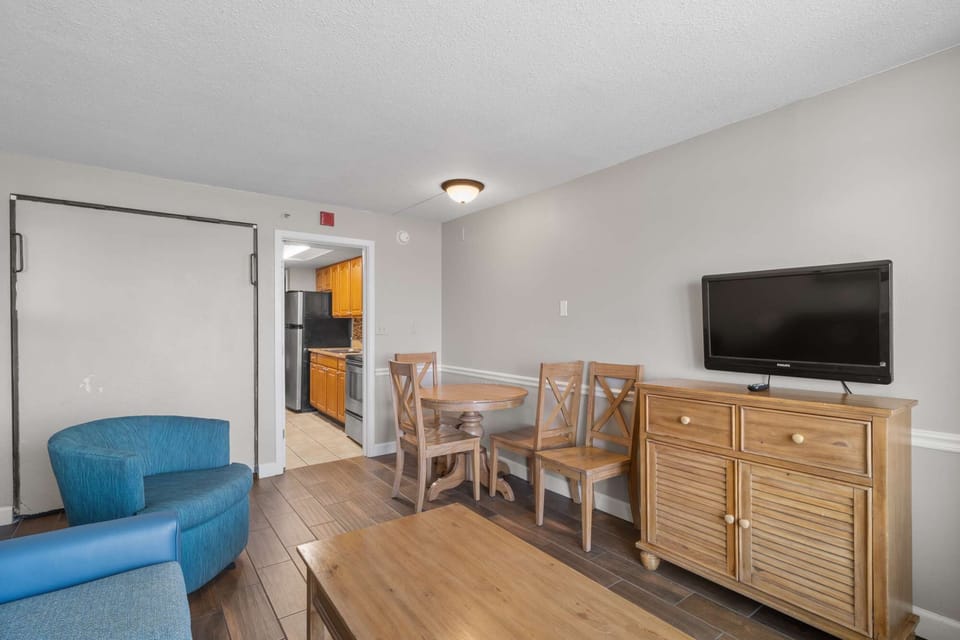 1. Oceanfront Queen Suite