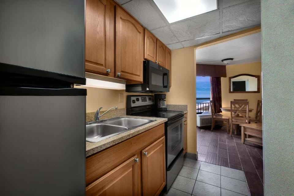 Queen Suite with Partial Ocean View - Kitchen