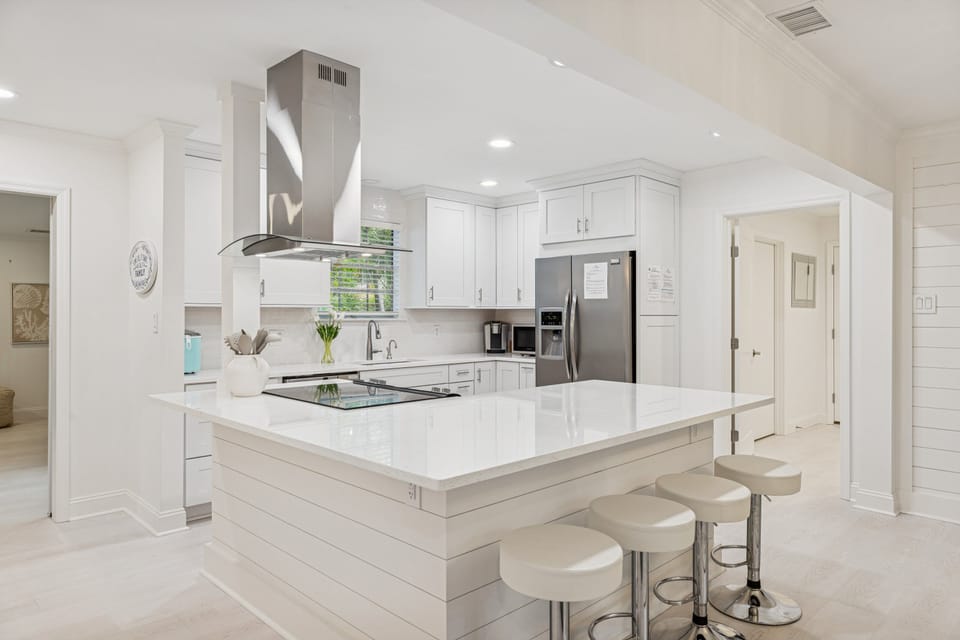 The well-equipped kitchen has everything you need for family meals.