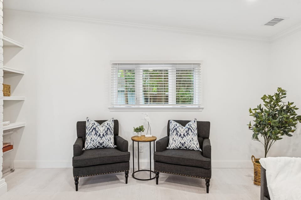 A separate family room provides an ideal spot for kids to play or watch TV, giving adults a chance to prepare meals or catch up in peace.