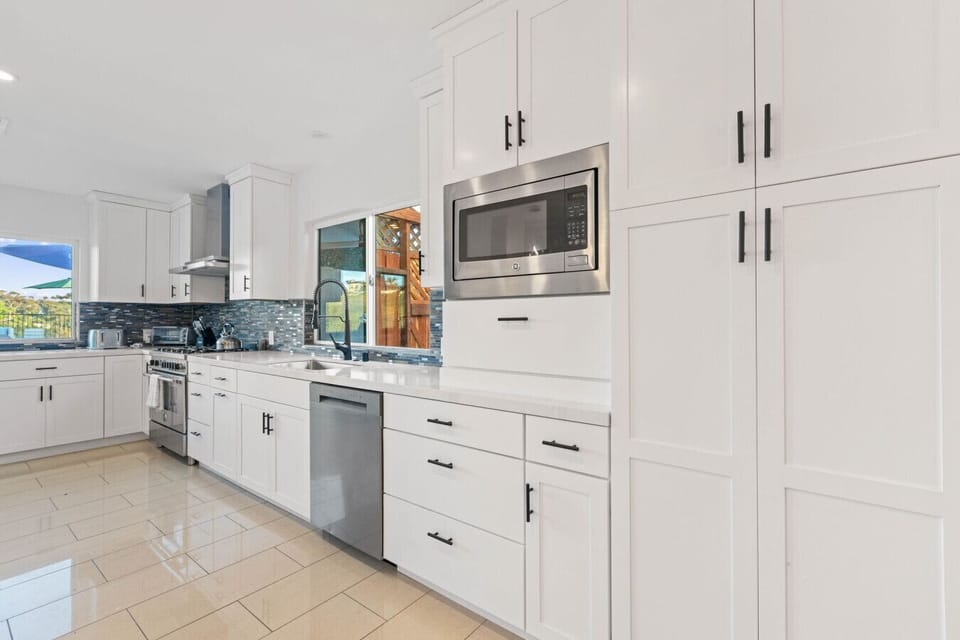 Fully equipped chef’s kitchen with sleek finishes and tons of counter space.