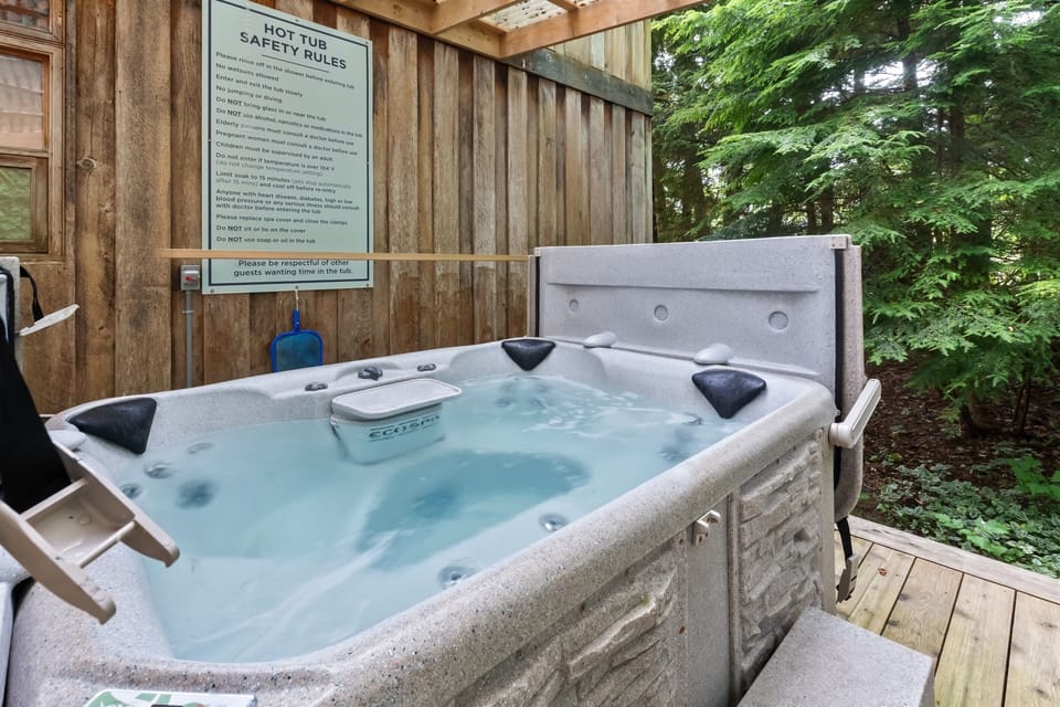 4 person hot tub-Shared with the other vacation rental