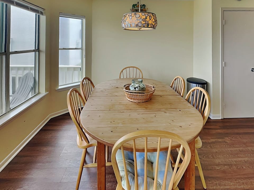 Dining Area - Seating for 6 - First Floor