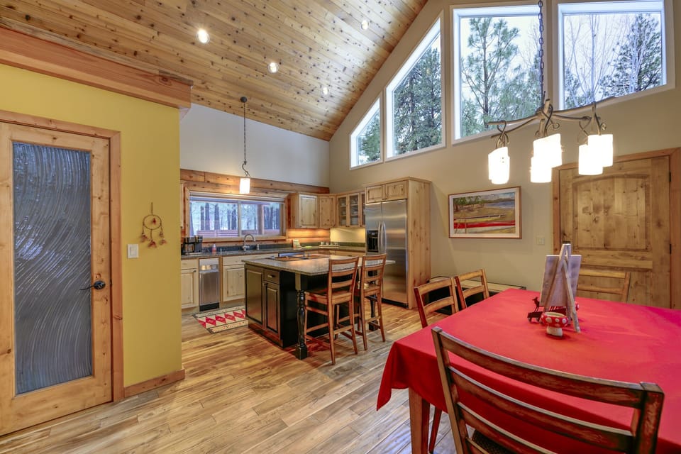 Kitchen / Dining Rm