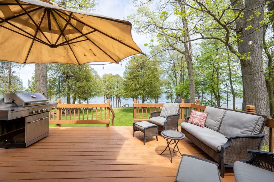 Morning coffee, sunset wine, or stargazing—this is lakeside living at its finest.
