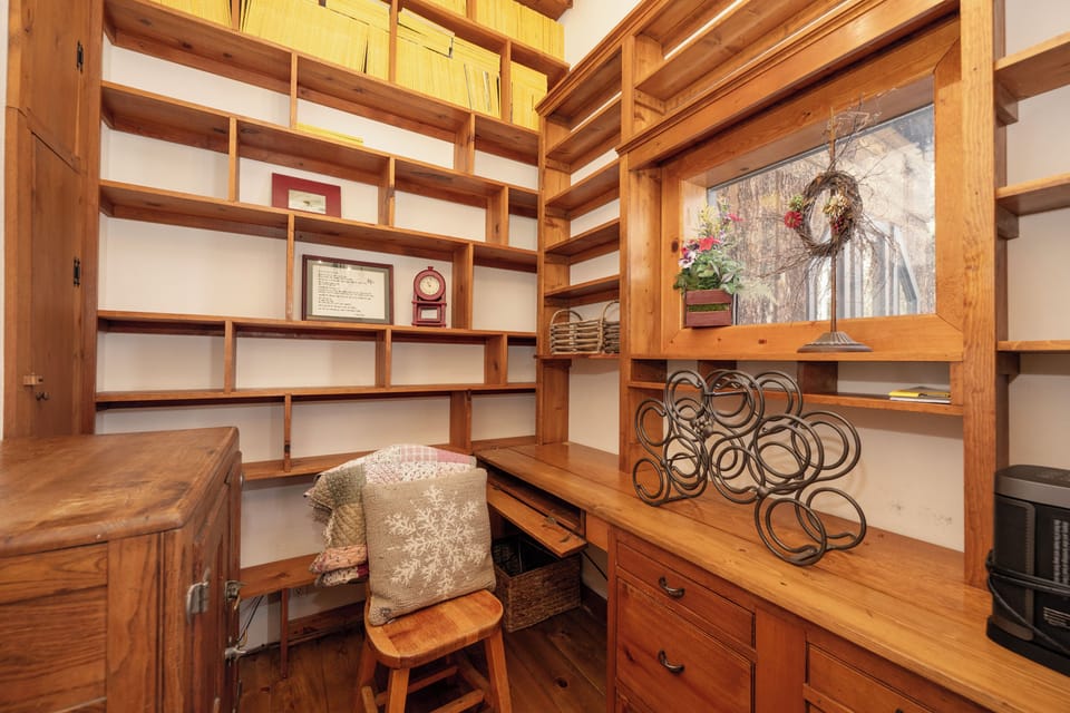 Office space off the living area, perfect to log those work hours!