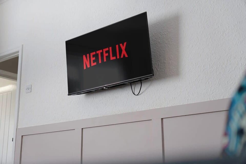 An open-plan living room equipped with a SMART TV with Netflix and a comfortable sofa to sit down and relax. 
