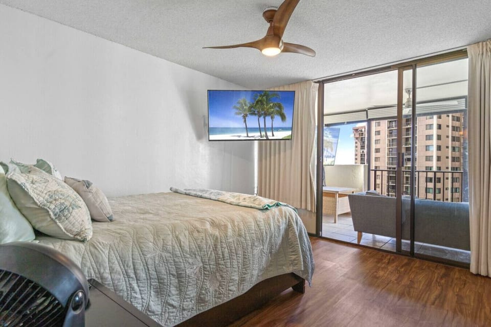 Bright and inviting 1-bedroom, 1-bathroom apartment featuring a private lanai with city views—perfect for a relaxing stay on Oahu.