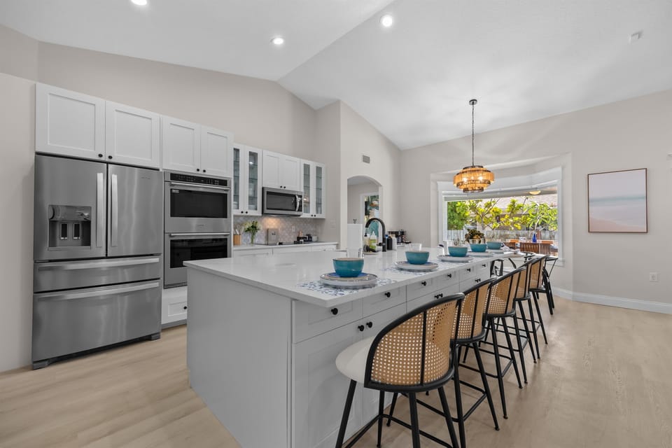 Kitchen Paradise: Modern appliances shine alongside stylish seating and tropical views!