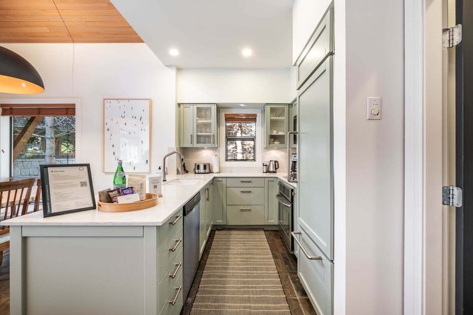 Full kitchen: High-end appliances