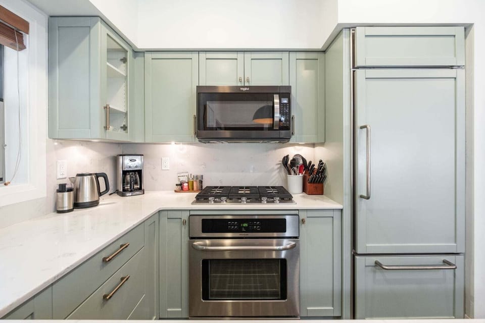 Full kitchen: High-end appliances