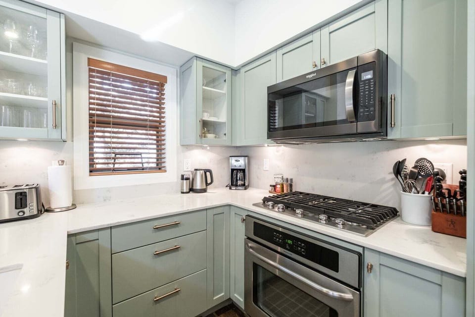 Full kitchen: High-end appliances