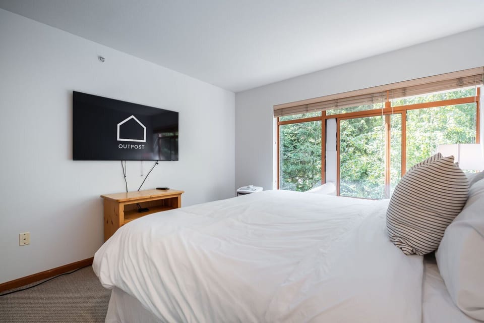 Primary bedroom: King bed, Ensuite bathroom, Air conditioned