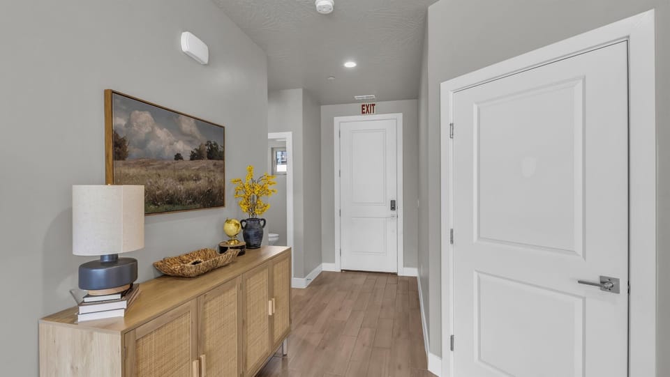 🏡✨ Warm welcome entry with designer touches
Step into a bright, airy hallway featuring modern finishes, stylish décor, and plenty of space to drop bags and settle in—your relaxing getaway starts the moment you walk in.
