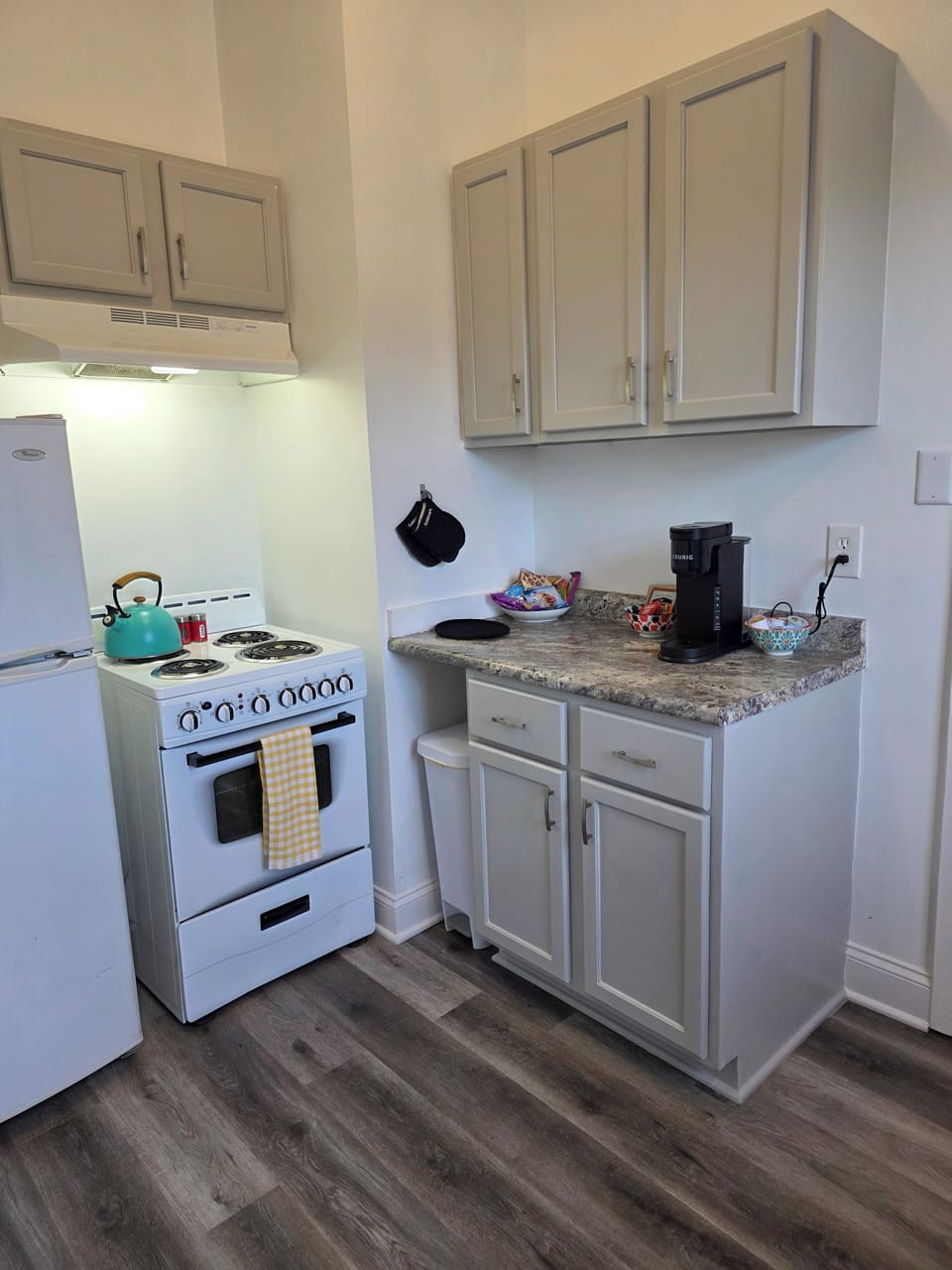 The full kitchen has all the items needed to cook a basic meal or snack.